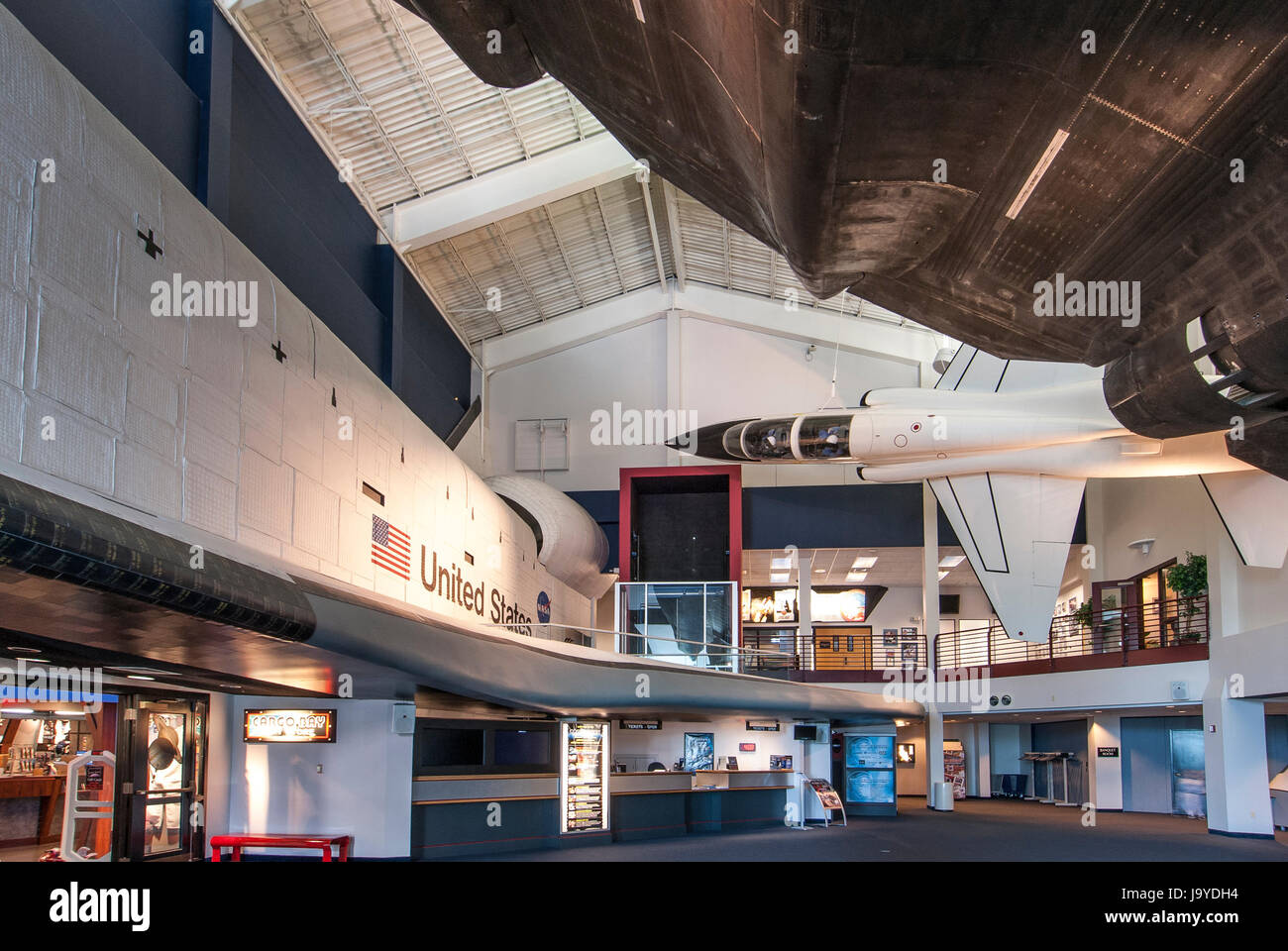T-38, SR-71 Blackbird et maquette de la navette spatiale Endeavour, le hall de la Kansas Cosmosphere and Space Center, Hutchinson, Kansas. Banque D'Images