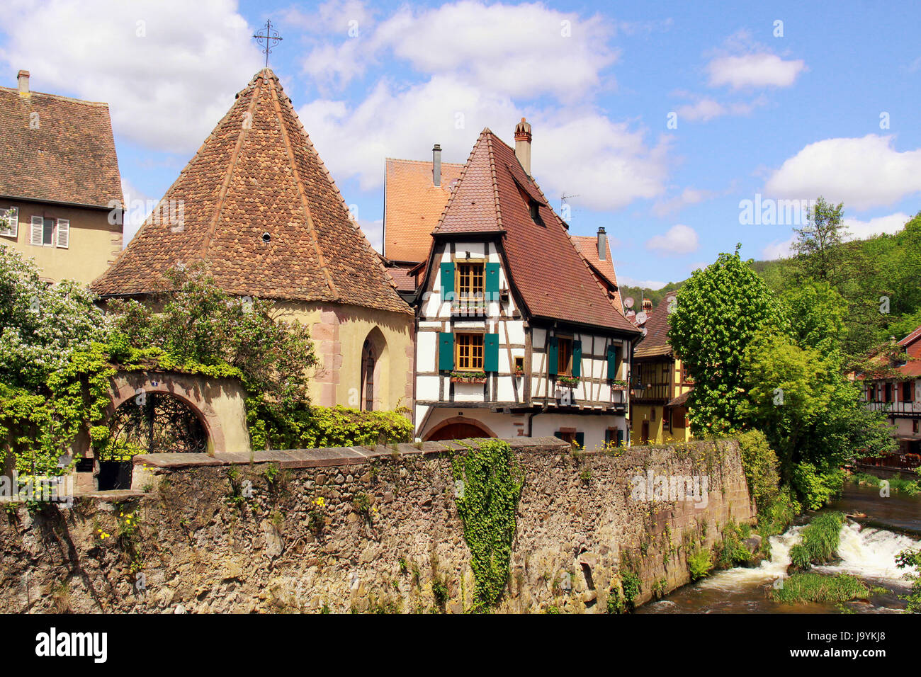 Riverside weiss à Kaysersberg Banque D'Images