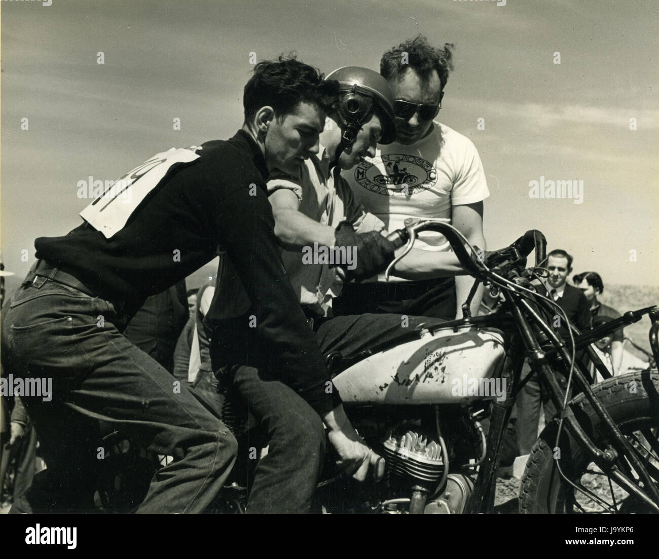 Le Comté de Santa Clara, Californie, le 5 avril 1940-membres d'un club de moto à se préparer à participer à une course de côte. Banque D'Images