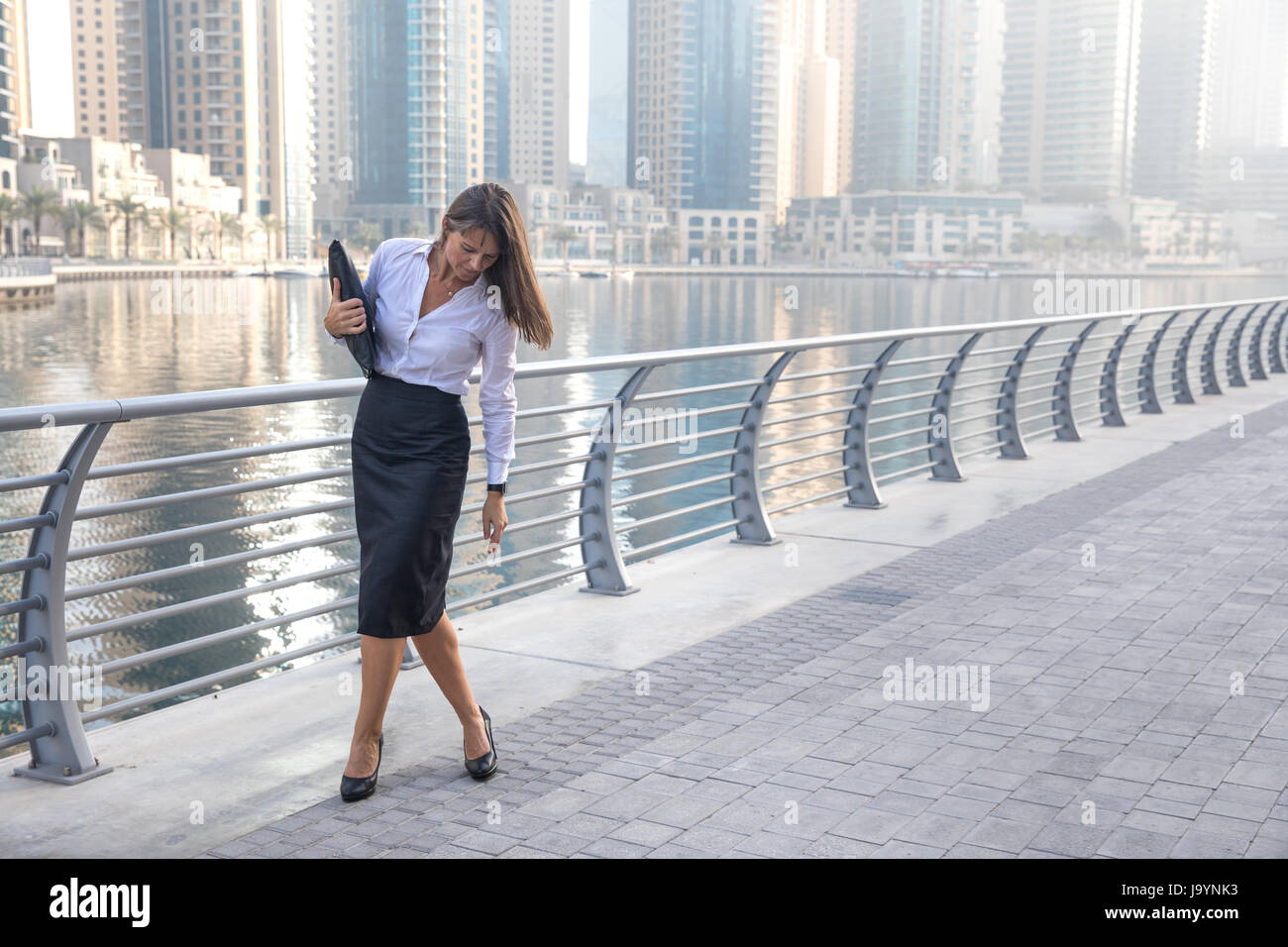 Professional business woman in office attire sur une promenade à pied. Banque D'Images