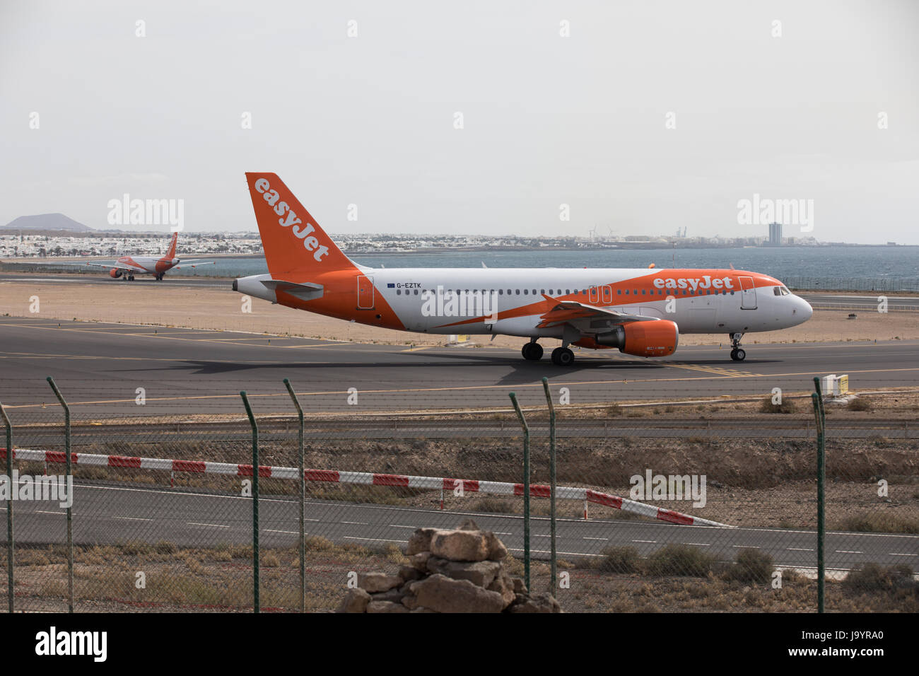 ARECIFE, ESPAGNE - avril 15, 2017 : Airbus A320 - 200 d'easyjet prêt à décoller à l'aéroport de Lanzarote Banque D'Images