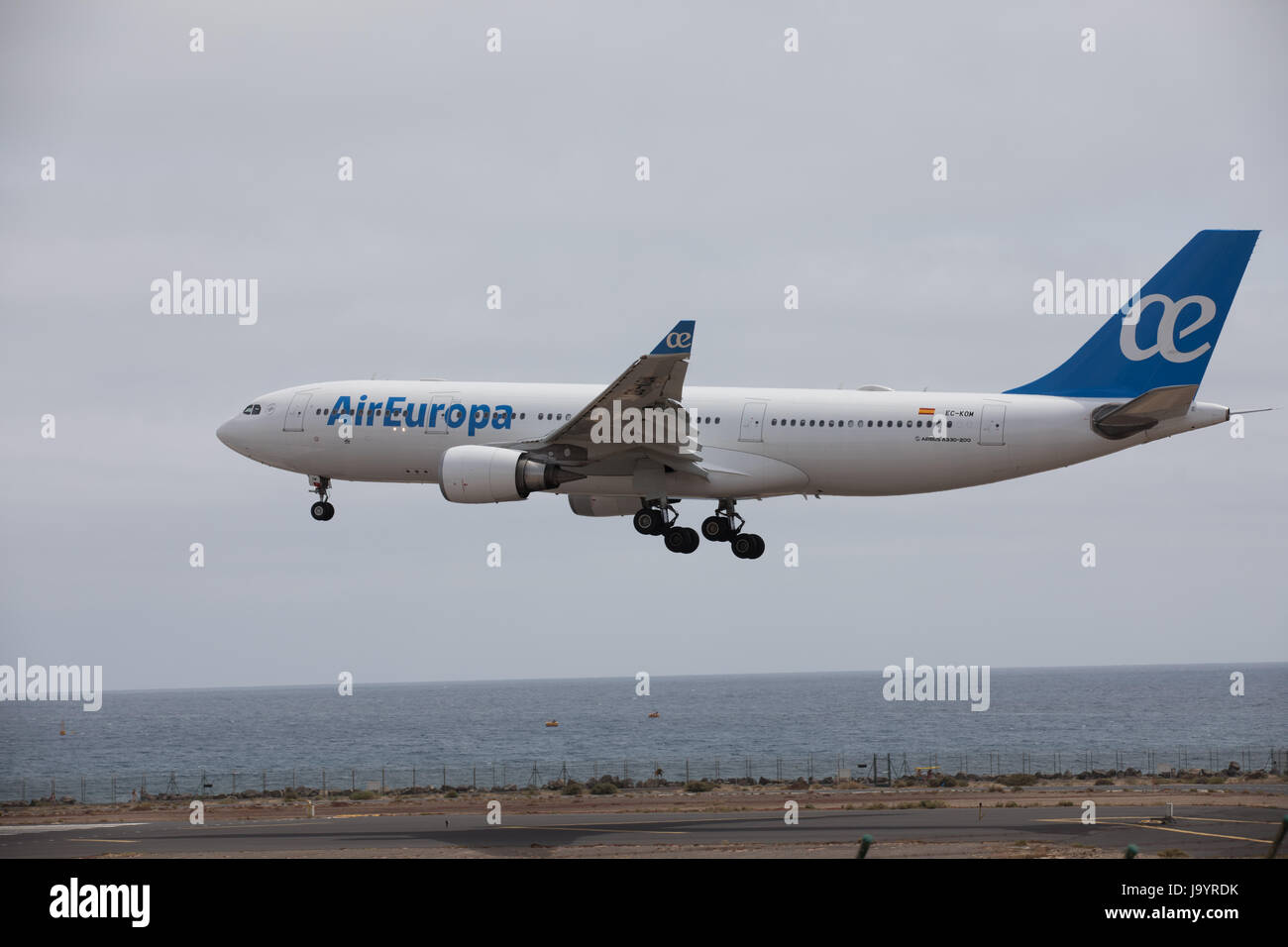 ARECIFE, ESPAGNE - avril 15, 2017 : Airbus A330-200 d'AirEuropa atterrissage à l'aéroport de Lanzarote Banque D'Images