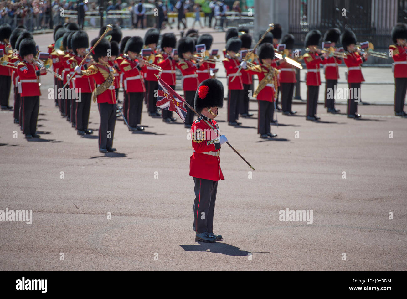 3e juin 2017. Les bandes de gardes massés jouer dehors le palais de Buckingham après l'examen général, la parade la couleur répétition, London UK Banque D'Images