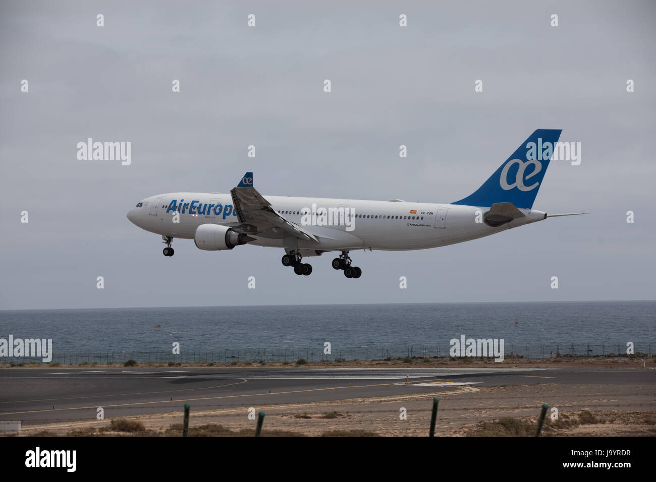 ARECIFE, ESPAGNE - avril 15, 2017 : Airbus A330-200 d'AirEuropa atterrissage à l'aéroport de Lanzarote Banque D'Images