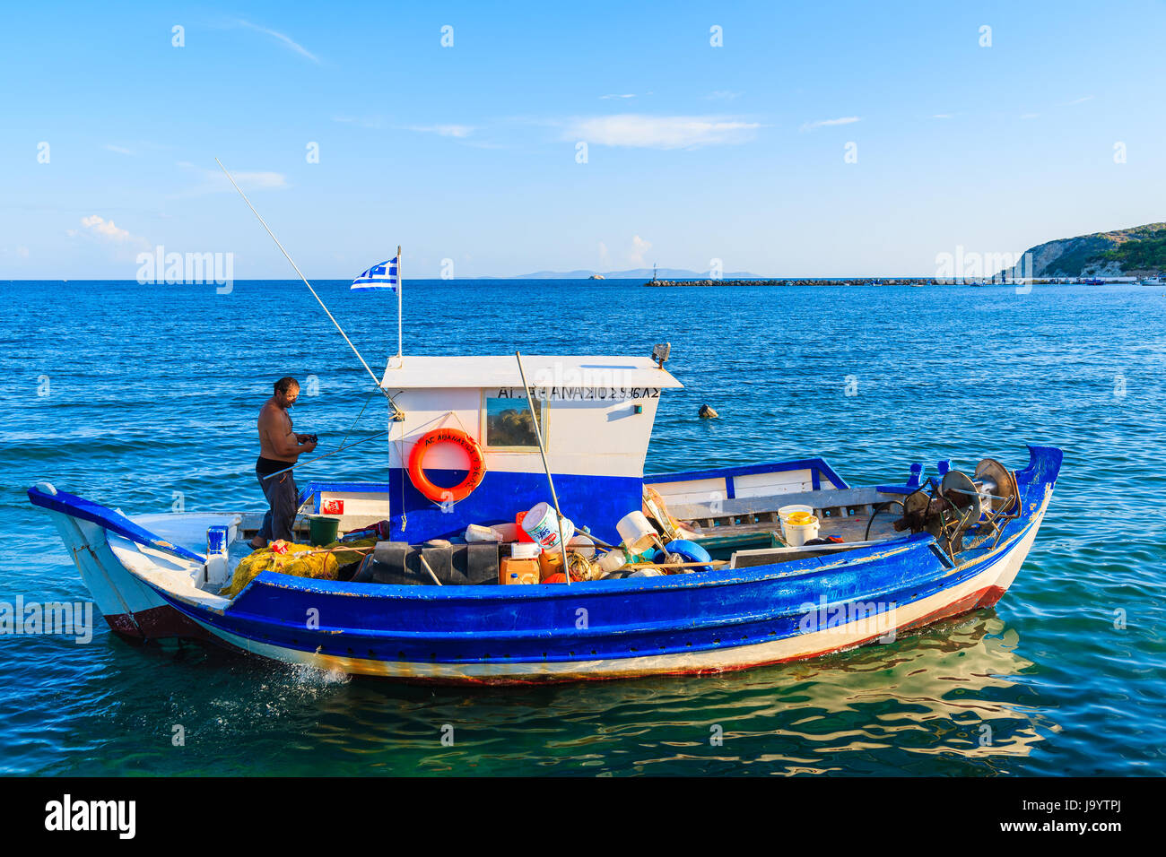 L'île de Samos, Grèce - Sep 24, 2015 : le pêcheur local dans son bateau naviguant sur la mer bleue, l'île de Samos, en Grèce. Banque D'Images