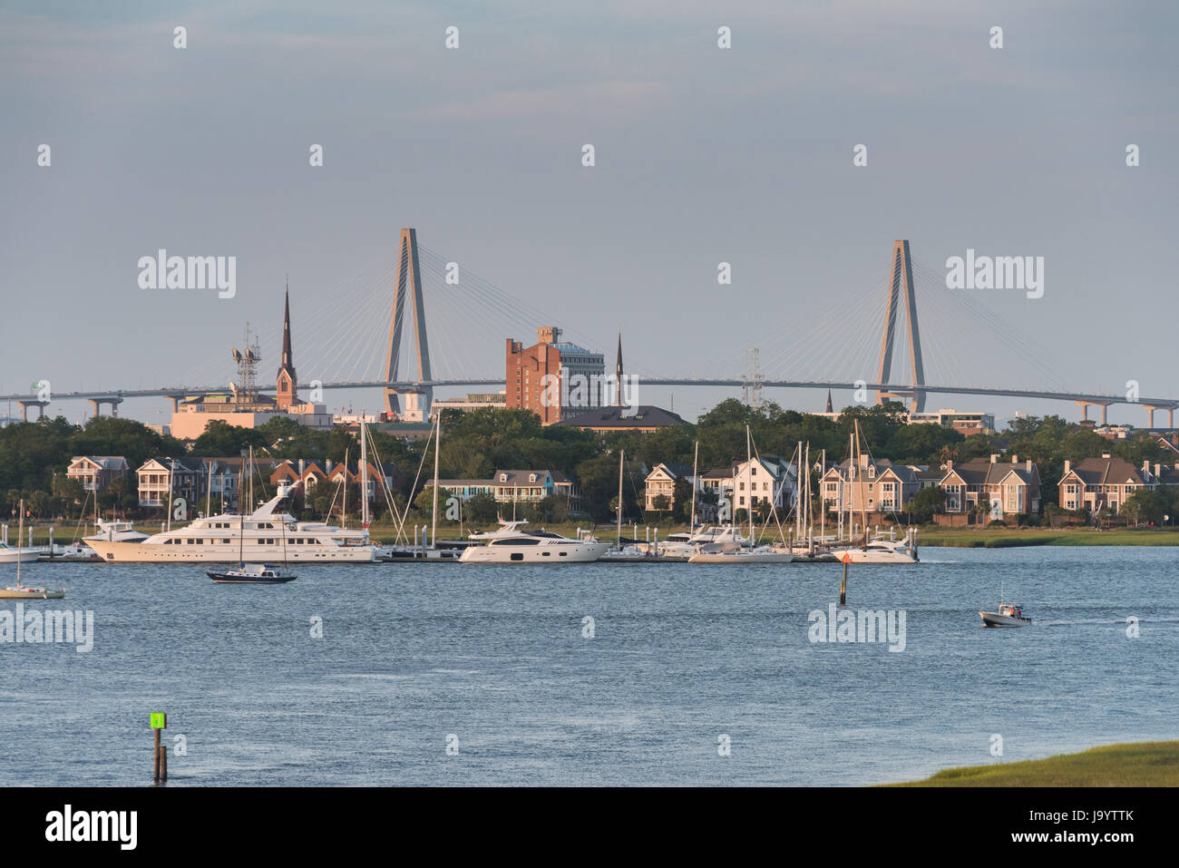 Pont Arthur Ravenel Jr. et sur les toits de la ville le long de la rivière Ashley au coucher du soleil à Charleston, Caroline du Sud. Banque D'Images