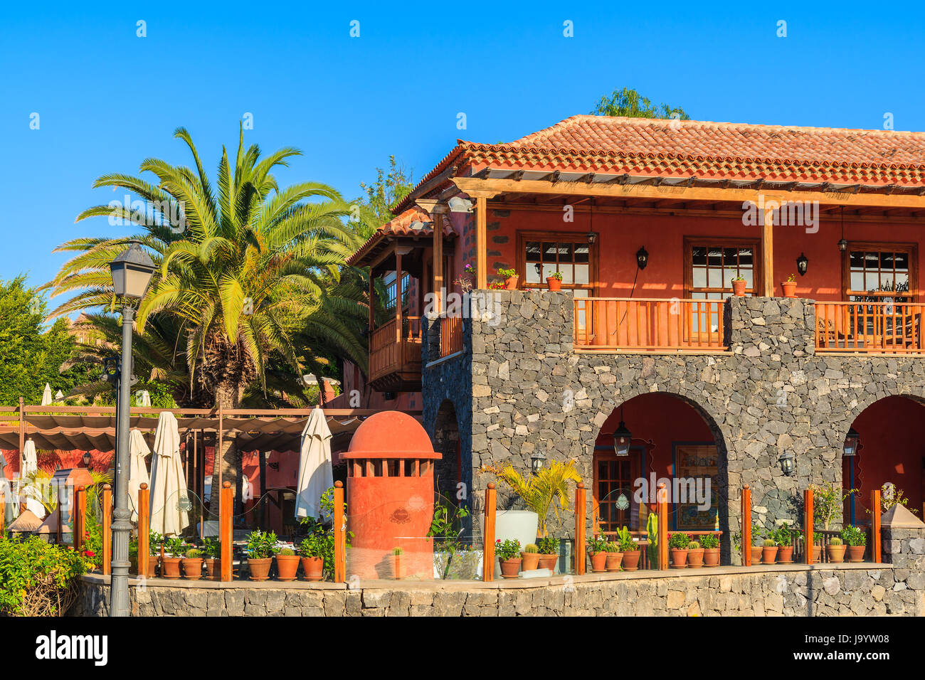 COSTA ADEJE, TENERIFE ISLAND - NOV 17, 2015 : : restaurant de style colonial, sur la promenade côtière de la ville de Costa Adeje, dans le sud de Tenerife, Banque D'Images