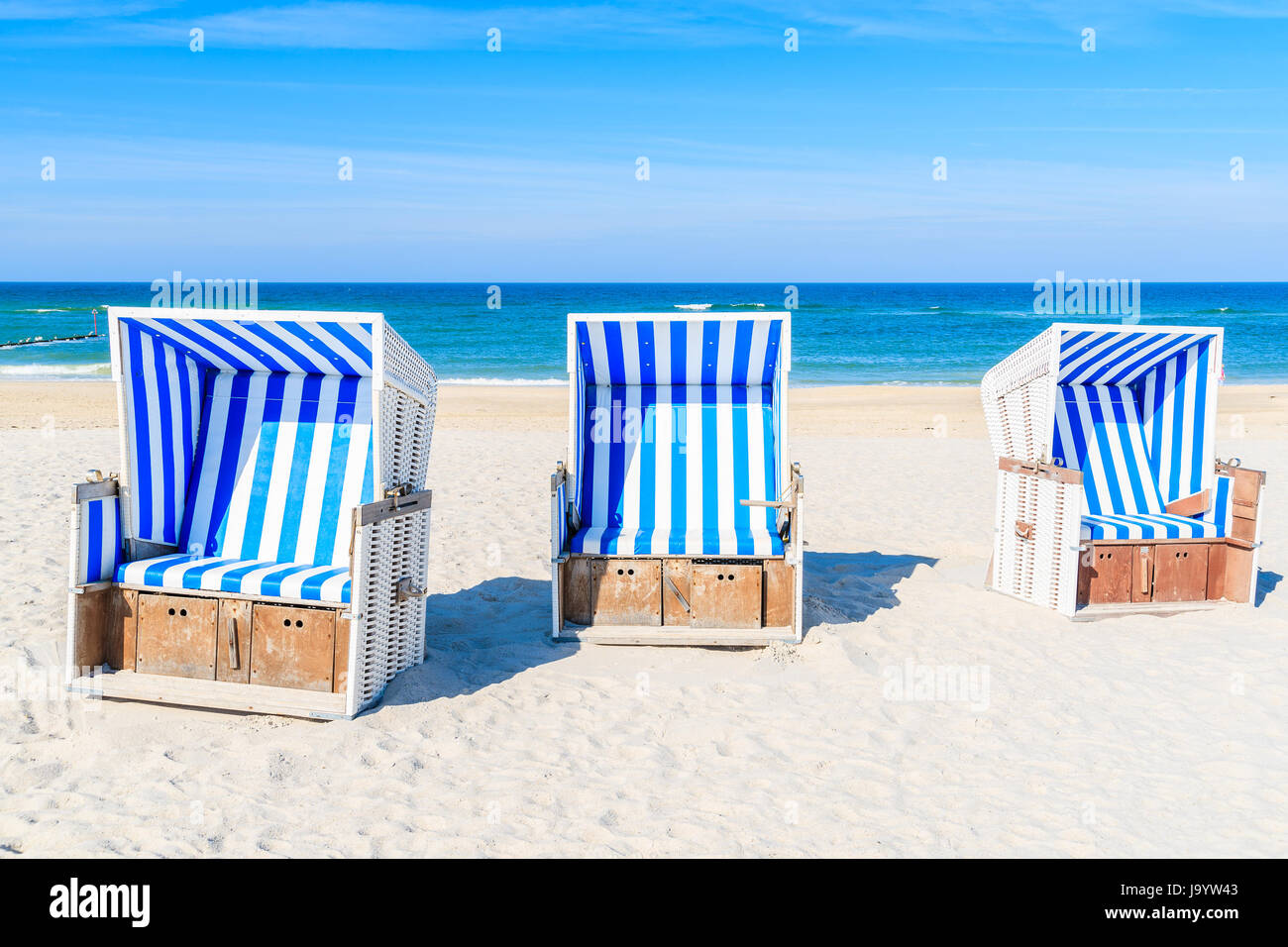 Chaises en osier sur la plage de sable blanc de Kampen, l'île de Sylt, en mer du Nord, Allemagne Banque D'Images