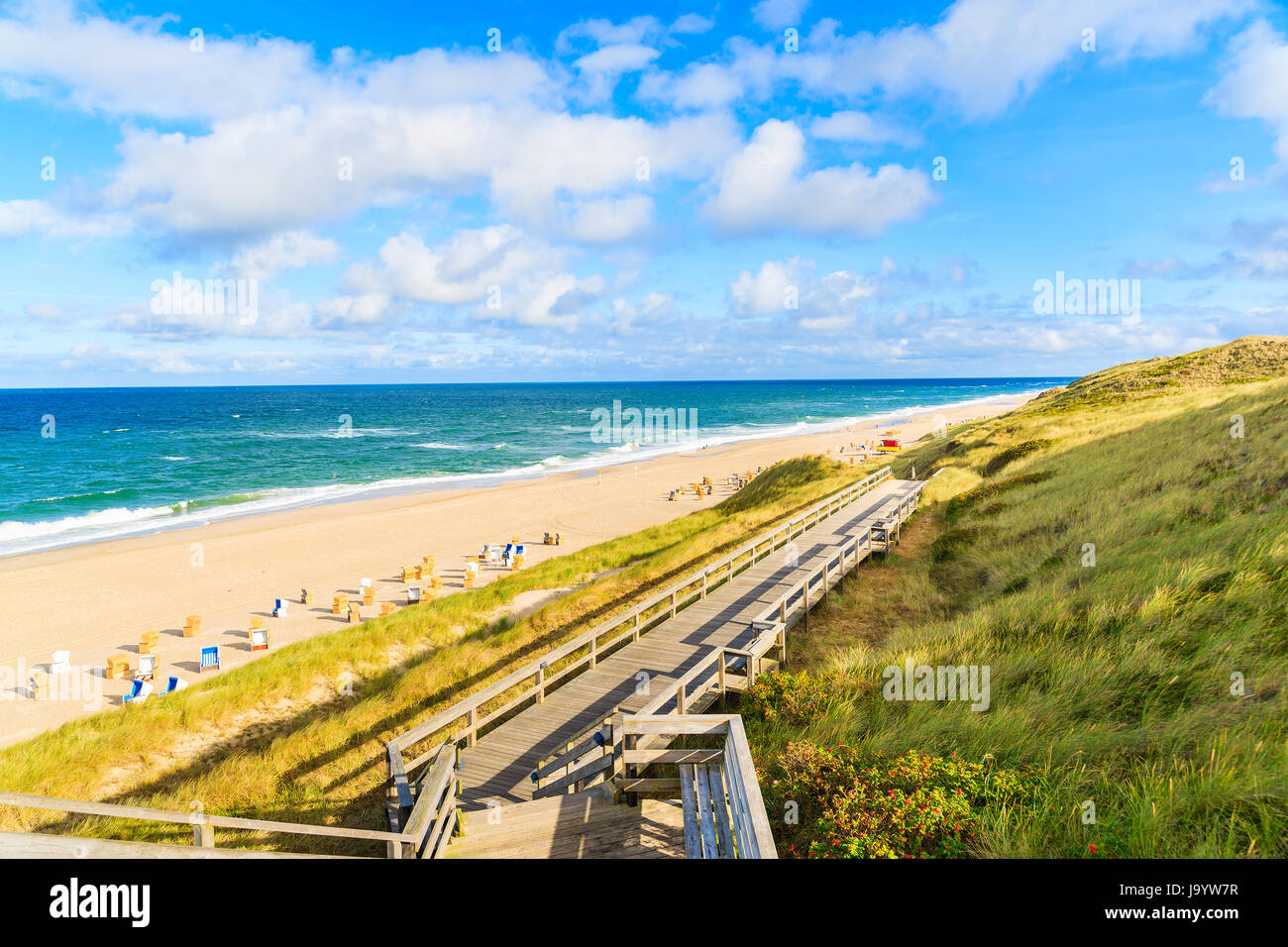 Promenade le long du littoral plage Wenningstedt au début de la lumière du matin sur l'île de Sylt, en mer du Nord, Allemagne Banque D'Images