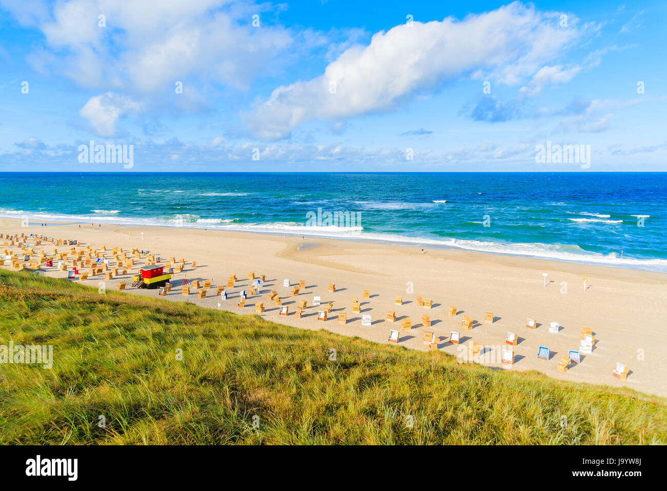 Vue sur la plage au lever du soleil en Wenningstedt village sur l'île de Sylt, en mer du Nord, Allemagne Banque D'Images