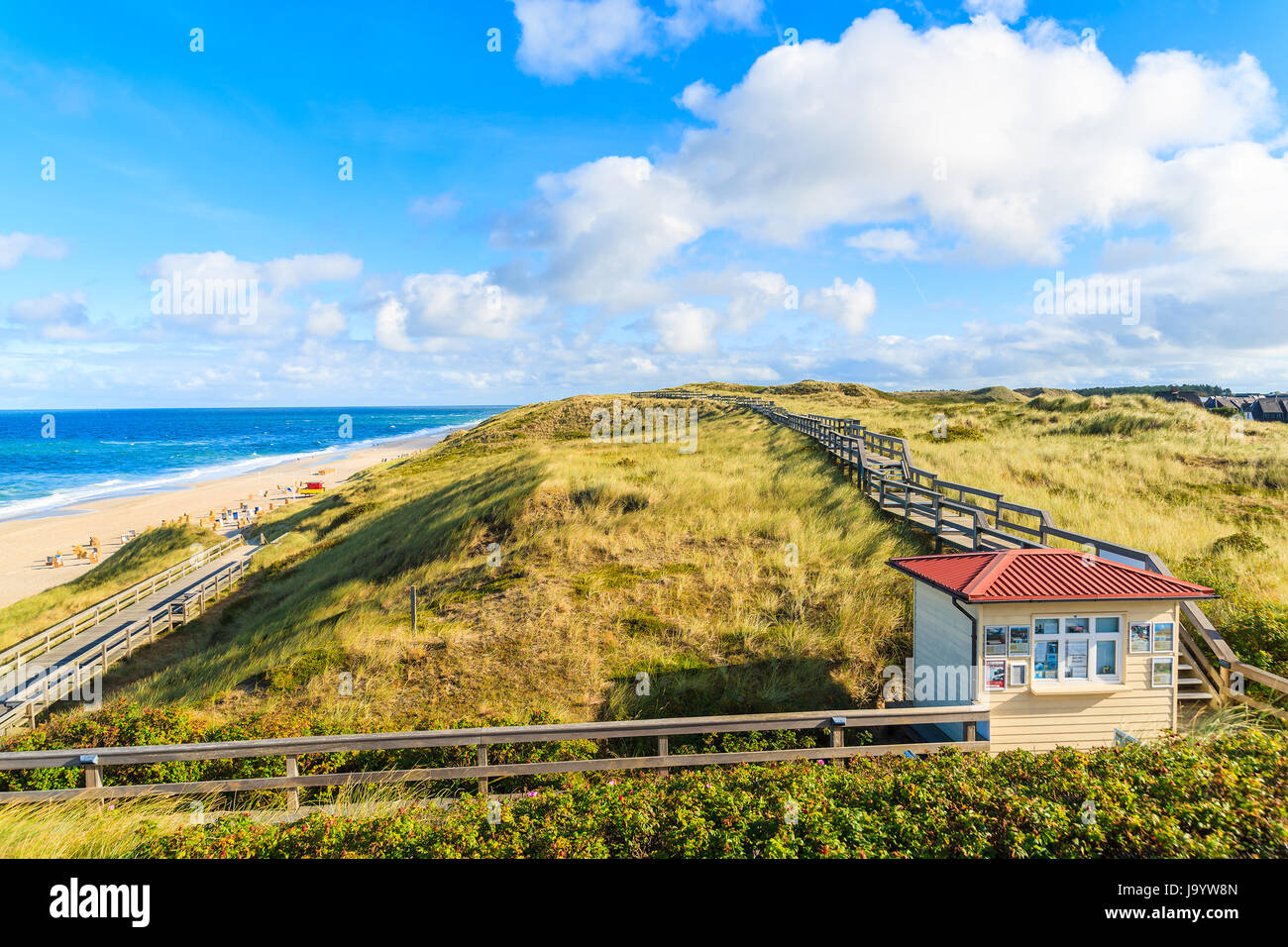 L'île de Sylt, ALLEMAGNE - Sep 11, 2016 : promenade le long du littoral plage Wenningstedt tôt le matin, la lumière, l'île de Sylt, en mer du Nord, de l'Allemagne. Banque D'Images
