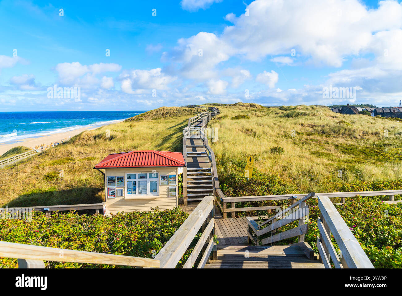 L'île de Sylt, ALLEMAGNE - Sep 11, 2016 : promenade le long du littoral plage Wenningstedt tôt le matin, la lumière, l'île de Sylt, en mer du Nord, de l'Allemagne. Banque D'Images