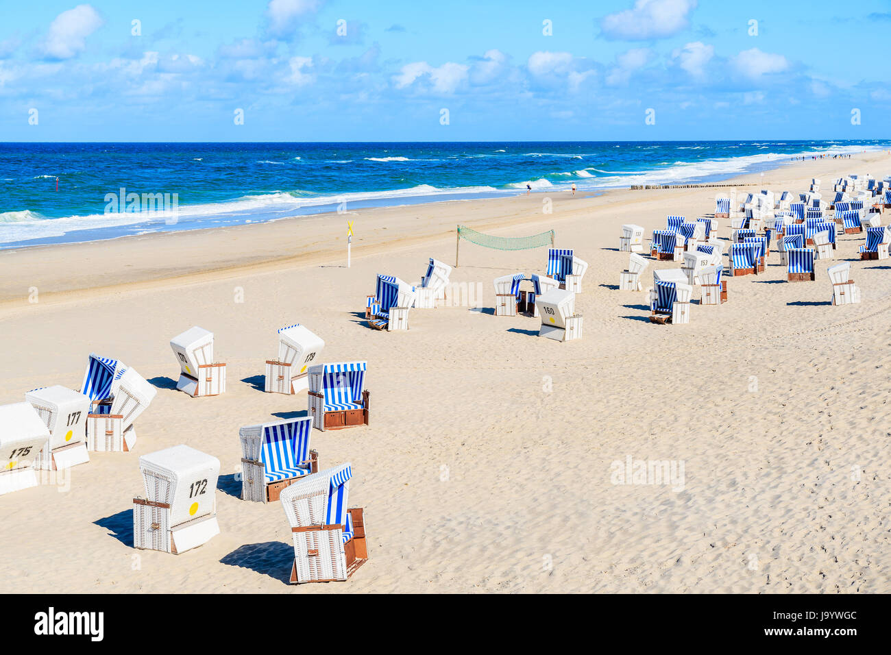 Chaises en osier sur Kampen beach aux beaux jours de l'été, l'île de Sylt, en mer du Nord, Allemagne Banque D'Images