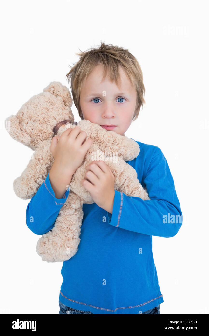 Portrait of cute Young boy hugging teddy bear sur fond blanc Photo ...