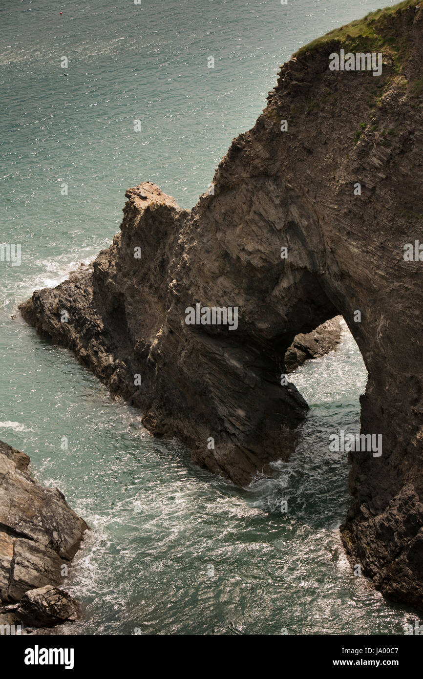 Royaume-uni, Pays de Galles, Pembrokeshire, Solva, pierres naturelles arch dans les falaises ci-dessous Côte Banque D'Images