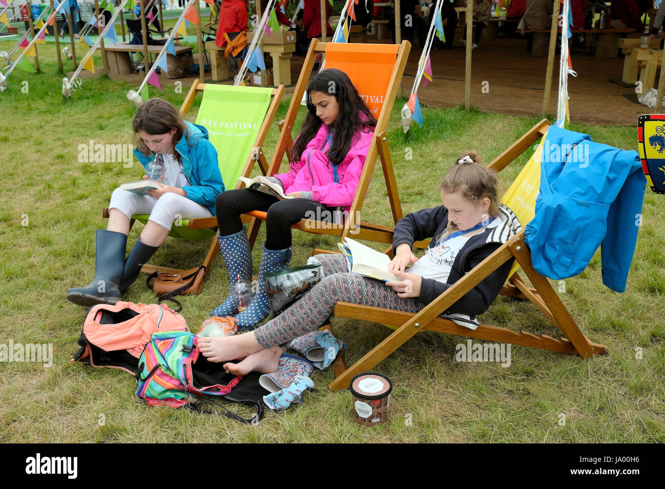 Un groupe d'adolescents pour les amis des livres de lecture assis sur des chaises longues au Hay Festival, Hay-on-Wye, au Pays de Galles UK KATHY DEWITT Banque D'Images