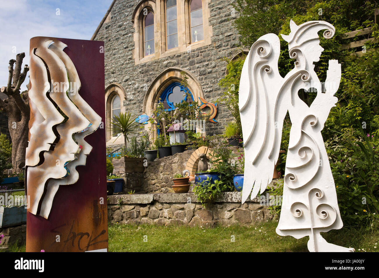 Royaume-uni, Pays de Galles, Pembrokeshire, Solva, Rue Principale, la sculpture à l'extérieur, Raul Speek's studio dans ancienne chapelle Banque D'Images