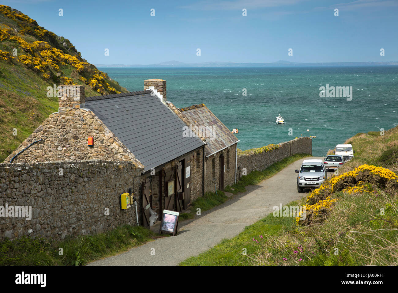 Royaume-uni, Pays de Galles, Pembrokeshire, Martin's Haven Cottage de pêcheurs, au-dessus de Skomer Island boat landing place Banque D'Images