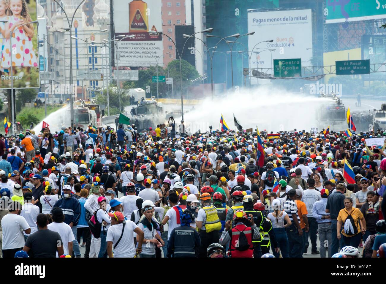 La Police nationale bolivarienne et de la Garde nationale, commencer à réprimer la marche de l'opposition. Le Bureau de l'unité démocratique (MUD) mobilise les manifestants Banque D'Images