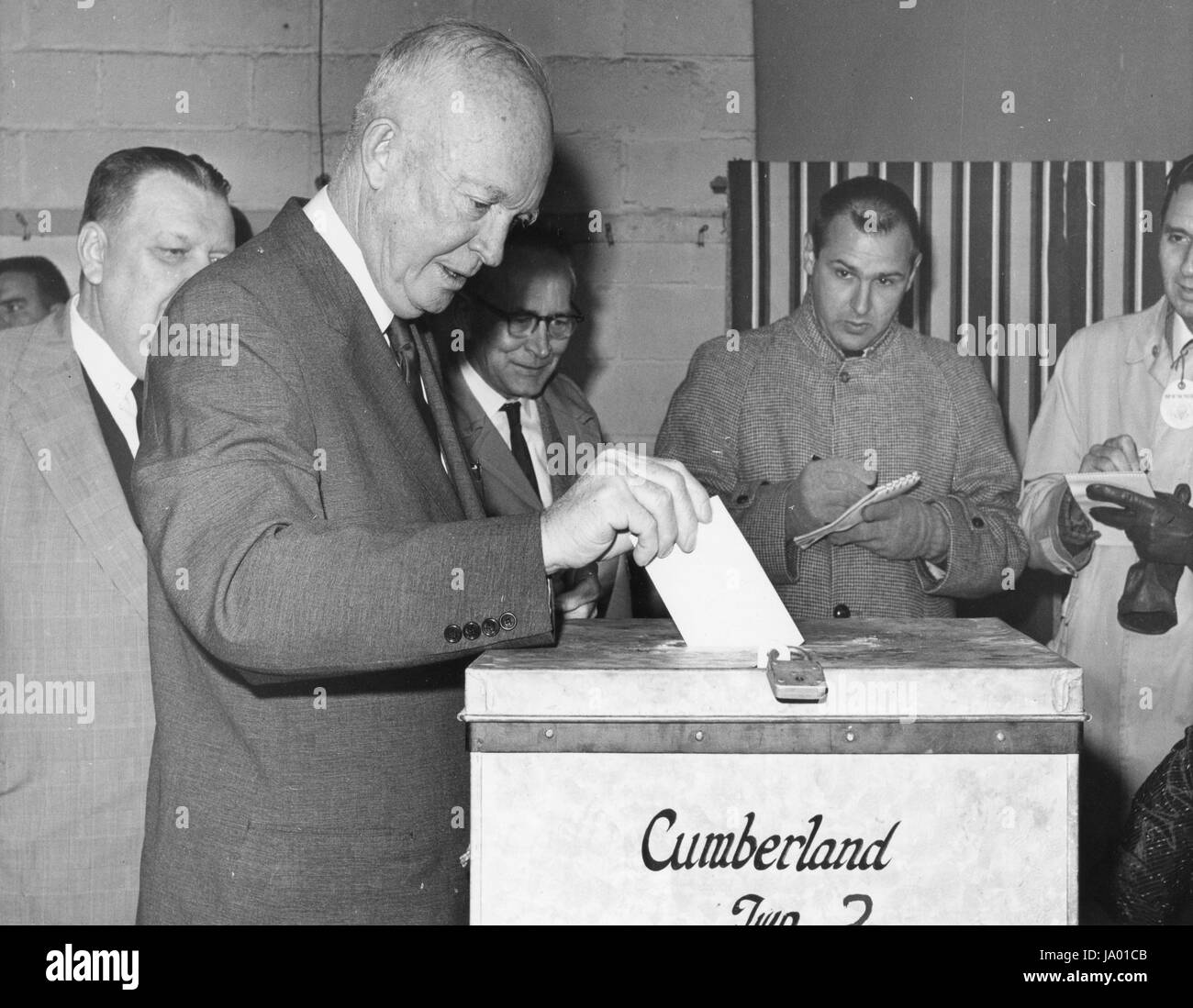 Le président Dwight Eisenhower jette le premier vote à la Chambre au cours de l'incendie du Canton de Barlow l'élection présidentielle de 1960, Gettysburg, PA, 11/08/1960. Banque D'Images