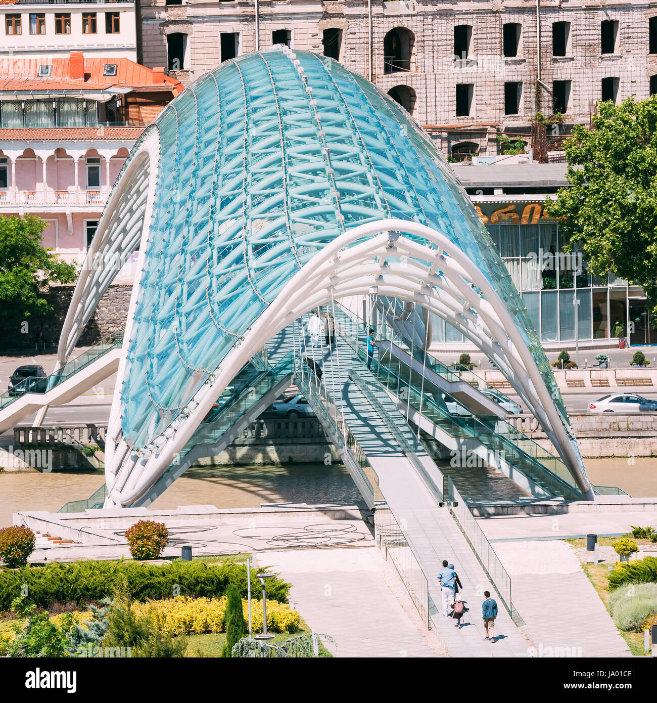 Tbilissi, Géorgie - 19 mai 2016 : les gens marcher sur le pont de la paix est en forme de proue d'une passerelle au-dessus de la rivière Kura à Tbilissi, capitale de la Ge Banque D'Images