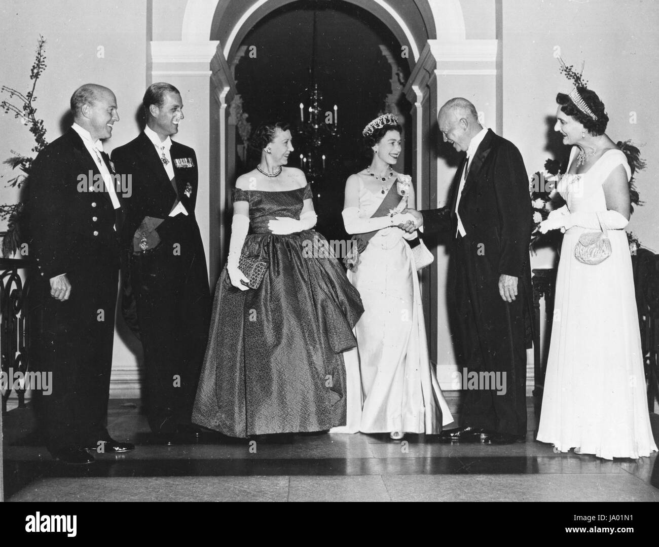 Le président et Mme Dwight D. Eisenhower saluer la reine Elizabeth et le Prince Philip de Grande-Bretagne à la Maison Blanche, de même que Lord et Lady Caccia (comité permanent, l'extrême gauche et droite), l'ambassadeur britannique aux États-Unis et sa femme, Washington, DC, 1957. Banque D'Images