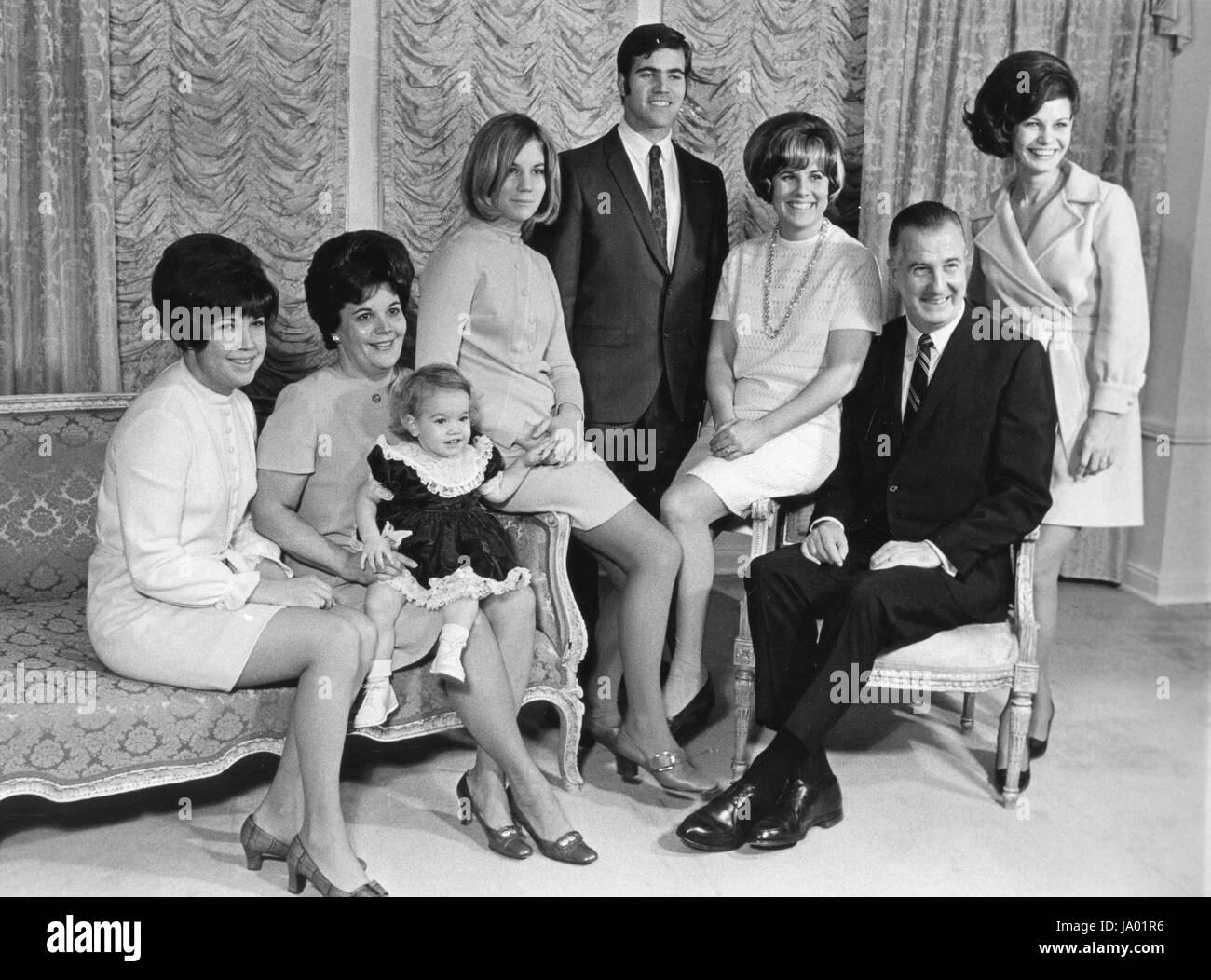 Vice-président et Mme Spiro Agnew posent avec des membres de leur famille, y compris (de gauche à droite), fille, Susan, Mme Agnew holding petite-fille Michelle, fille Kim, fils Randy, fille Pamela, le Vice-président, et Randy's épouse Ann, Washington, DC, 1969. Banque D'Images