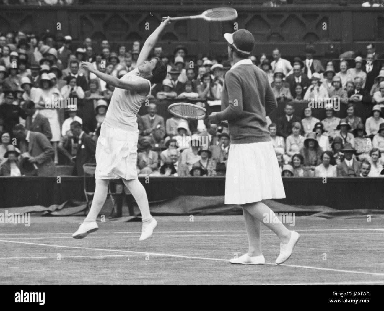 U S'équipe en double féminin Wills-Moody (à gauche) et Ryan au cours de leur match avec les Stocks et Owen à Wimbledon, Wimbledon, Angleterre, 06/30/1930. Banque D'Images