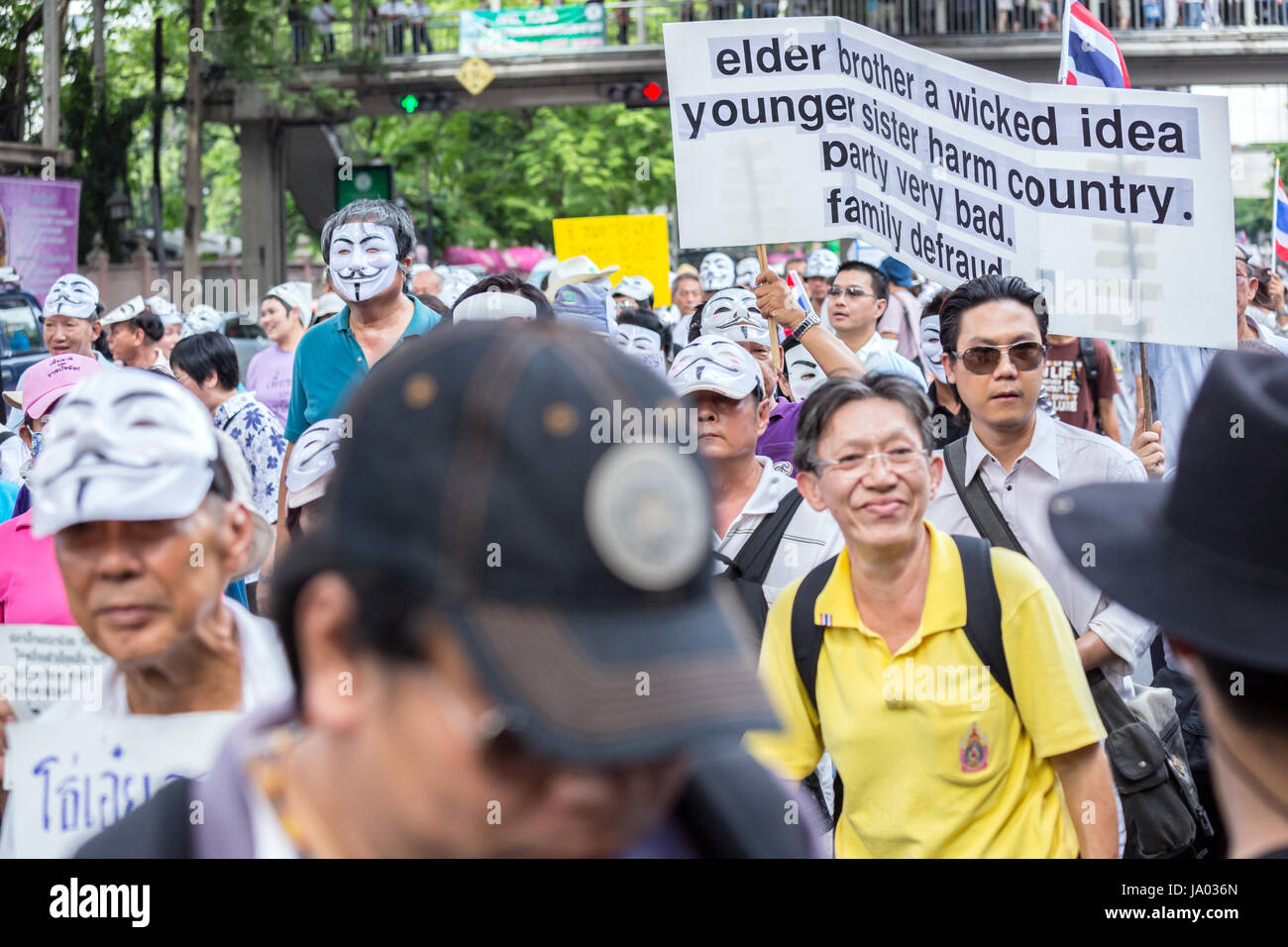 BANGKOK, THAÏLANDE - 30 juin : des manifestants non identifiés, V pour la Thaïlande groupe, porter des masques de Guy Fawkes pour protester contre la corruption du gouvernement sur juin 30,2013 à Bangkok,Thaïlande. Banque D'Images