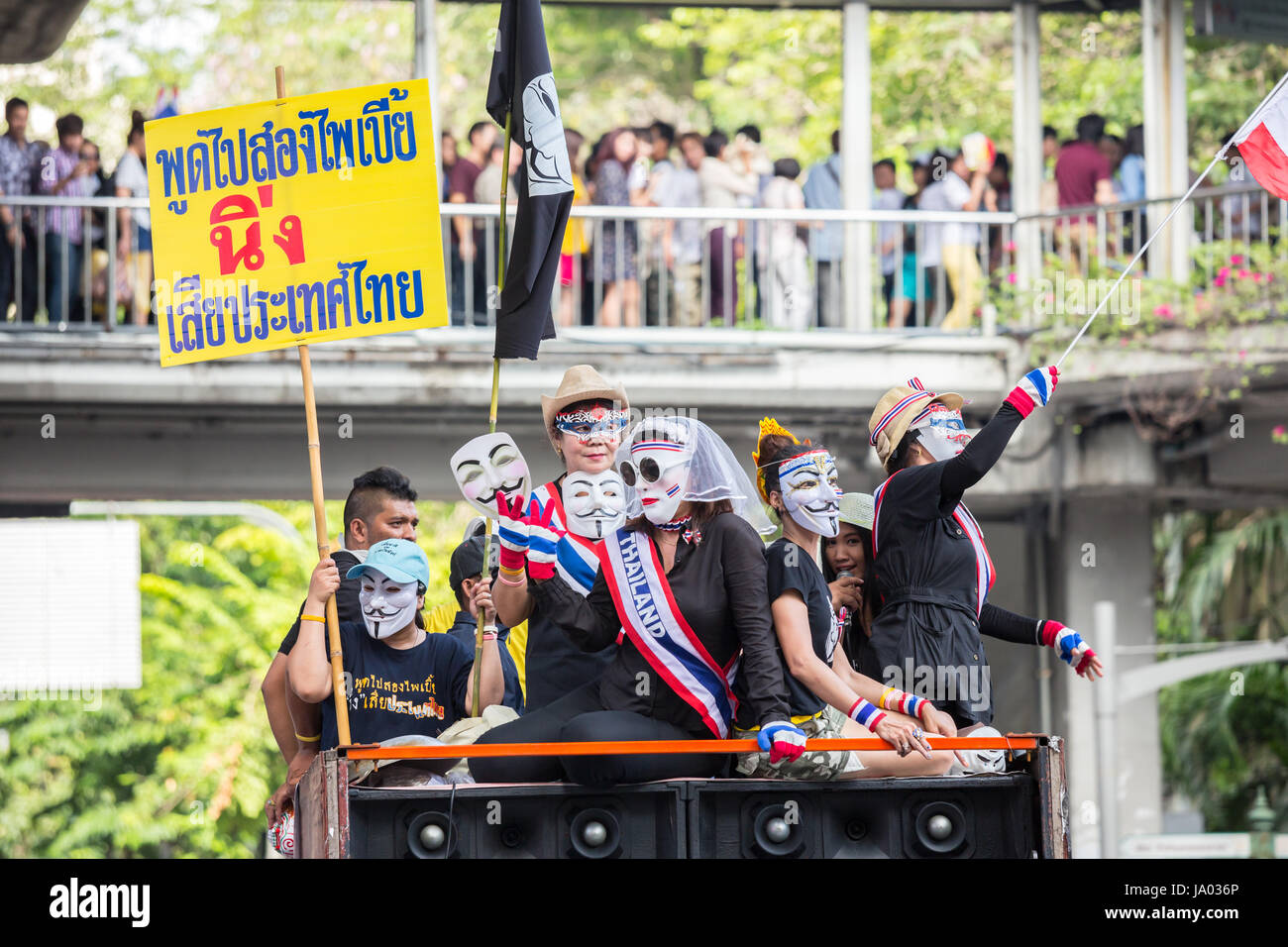 BANGKOK, THAÏLANDE - 30 juin : des manifestants non identifiés, V pour la Thaïlande groupe, porter des masques de Guy Fawkes pour protester contre la corruption du gouvernement sur juin 30,2013 à Bangkok,Thaïlande. Banque D'Images