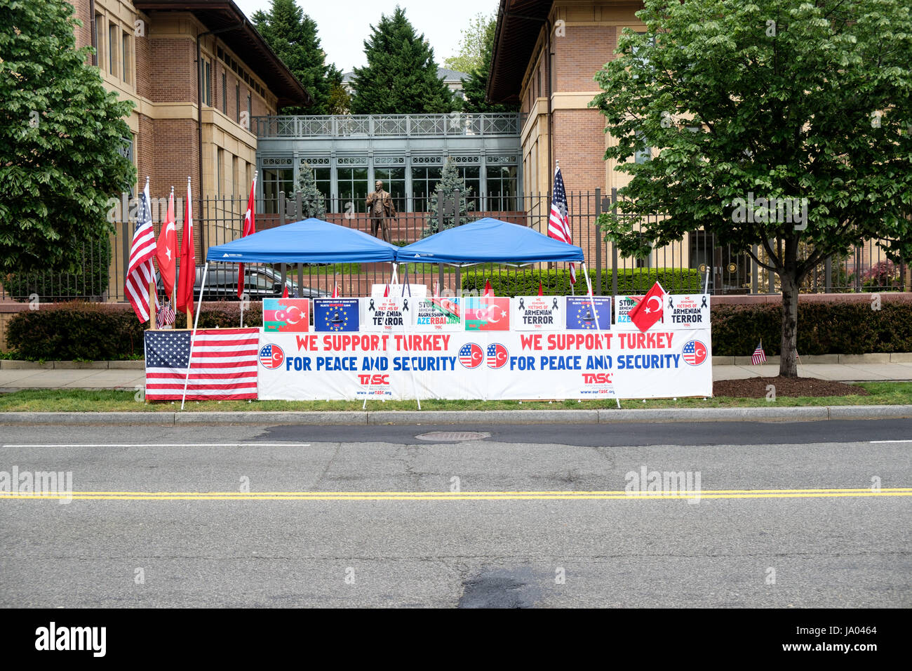 "Nous appuyons la Turquie" bannière à l'extérieur du bâtiment de l'ambassade de Turquie, Washington DC, USA Banque D'Images
