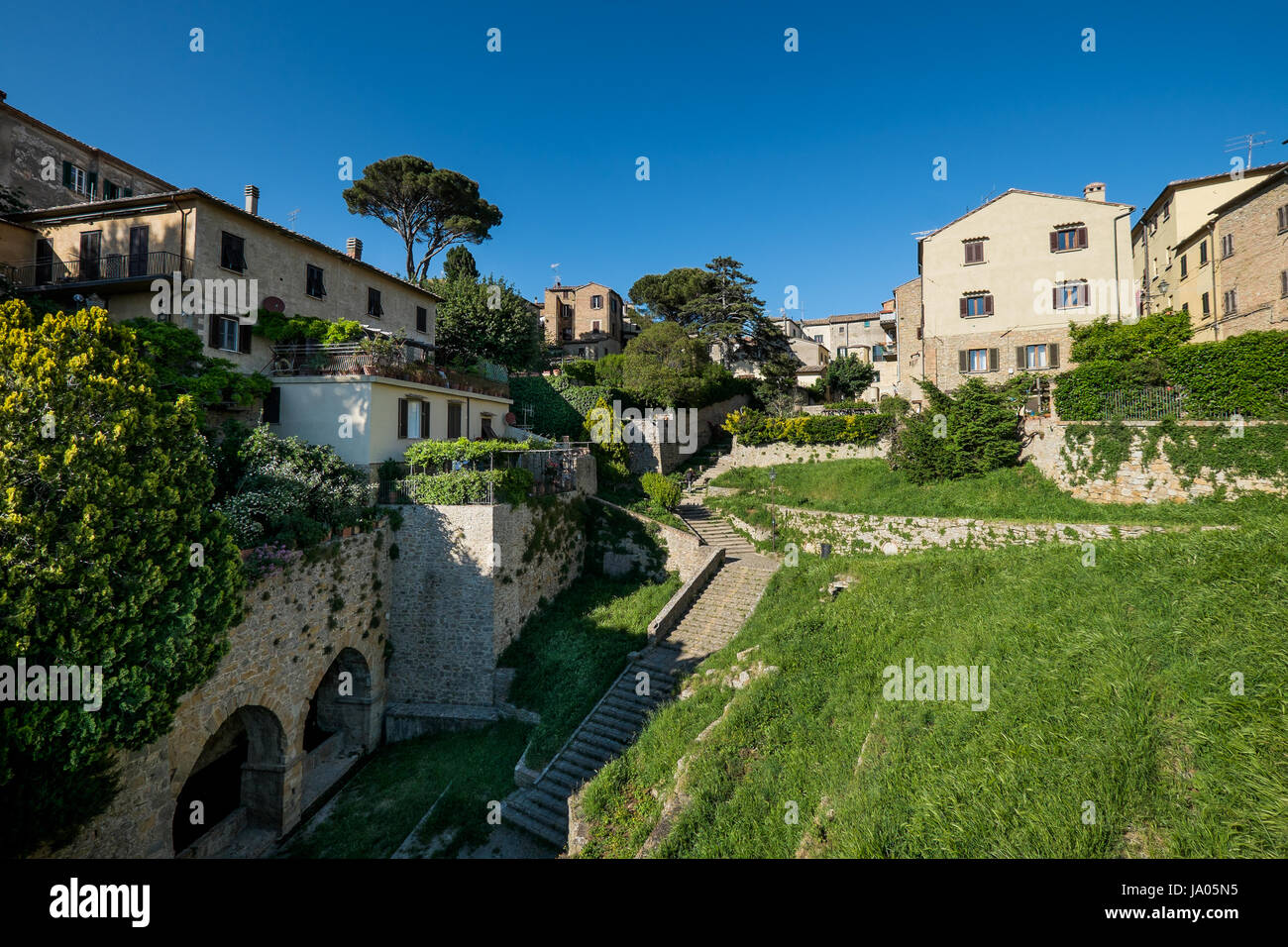 VOLTERRA, TOSCANE - Mai 21, 2017 - La porte et la source de San Felice avec l'escalier Banque D'Images