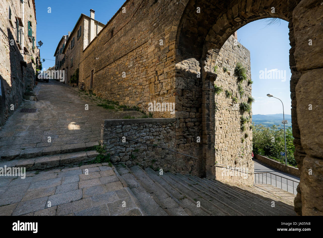 VOLTERRA, TOSCANE - Mai 21, 2017 - La porte et la source de San Felice avec l'escalier Banque D'Images