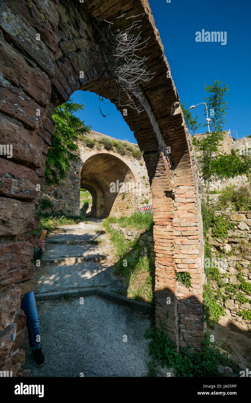 VOLTERRA, TOSCANE - Mai 21, 2017 - La porte et la source de San Felice avec l'escalier Banque D'Images