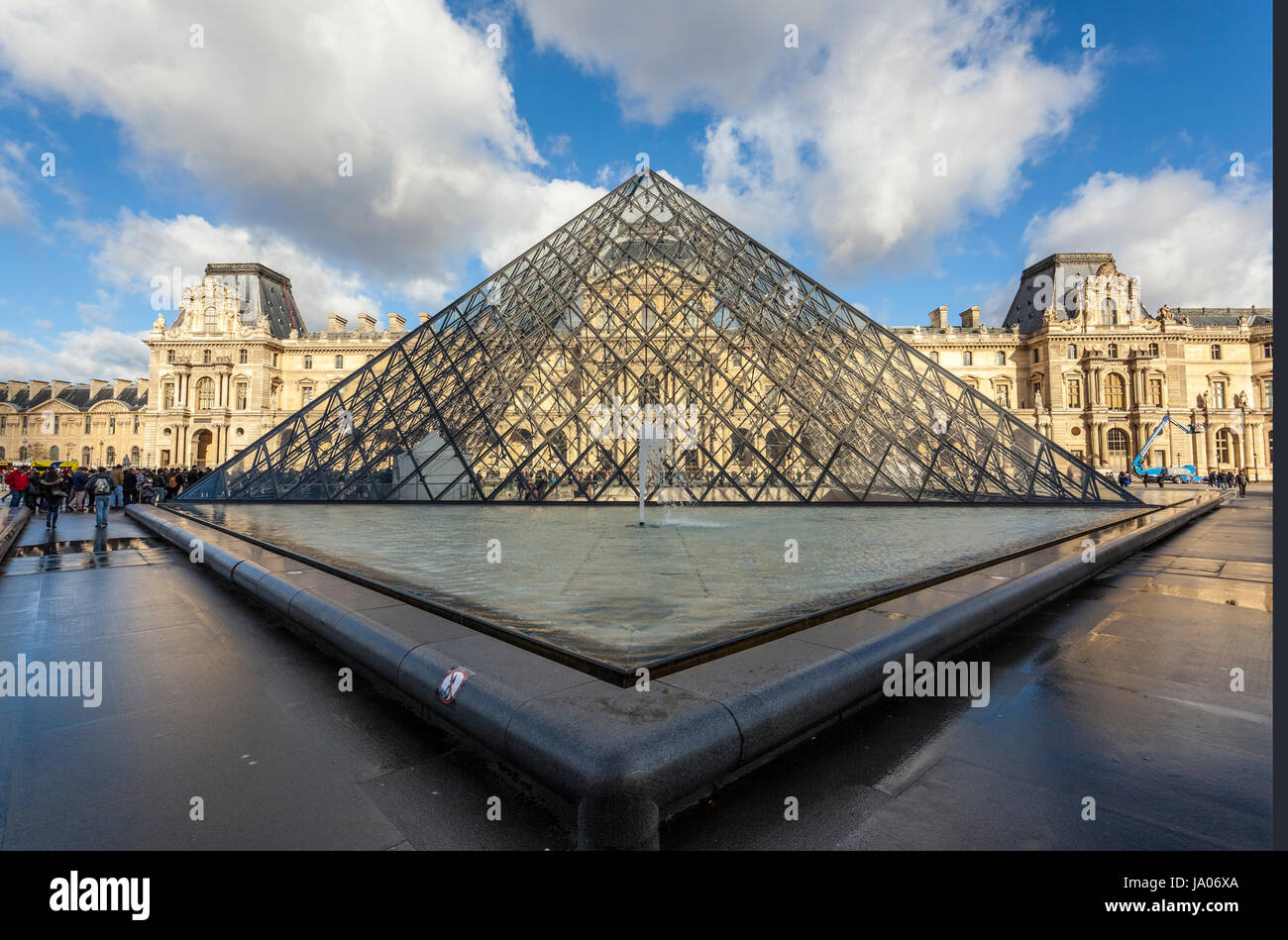 Le palais du Louvre, galerie d'art, musée et pyramide du Louvre (Pyramide du Louvre), conçu par l'architecte sino I.M. L'Île-du- Prince-Édouard en 1989, Paris, France Banque D'Images