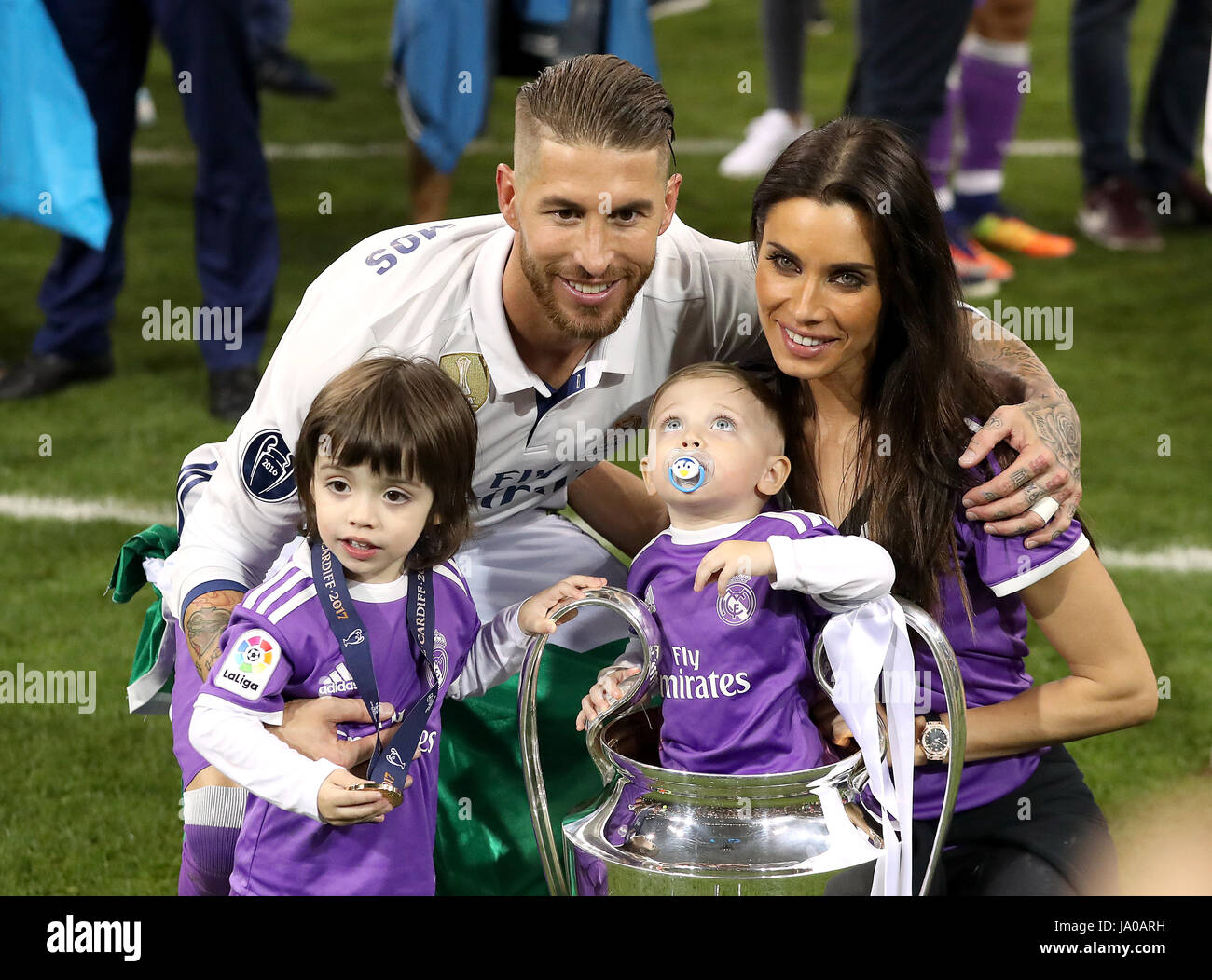 Du Real Madrid Sergio Ramos célèbre avec Pilar Rubio et leurs enfants Marco (à droite) et Sergio (à gauche) lors de la finale de la Ligue des champions au Stade National, Cardiff. Banque D'Images