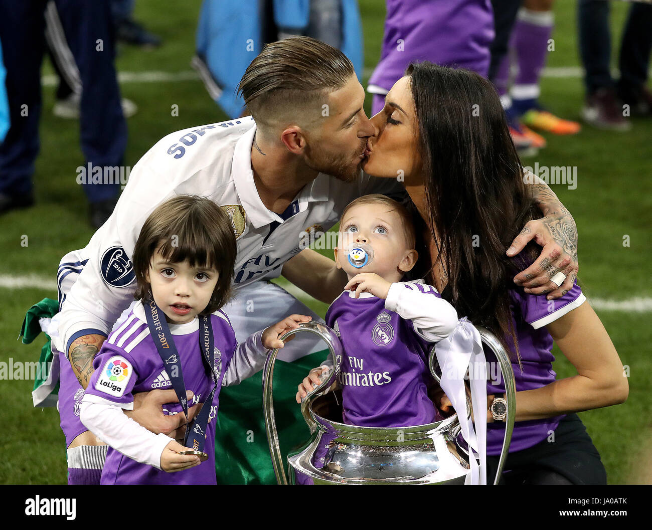 Du Real Madrid Sergio Ramos célèbre avec Pilar Rubio et leurs enfants Marco (à droite) et Sergio (à gauche) lors de la finale de la Ligue des champions au Stade National, Cardiff. Banque D'Images
