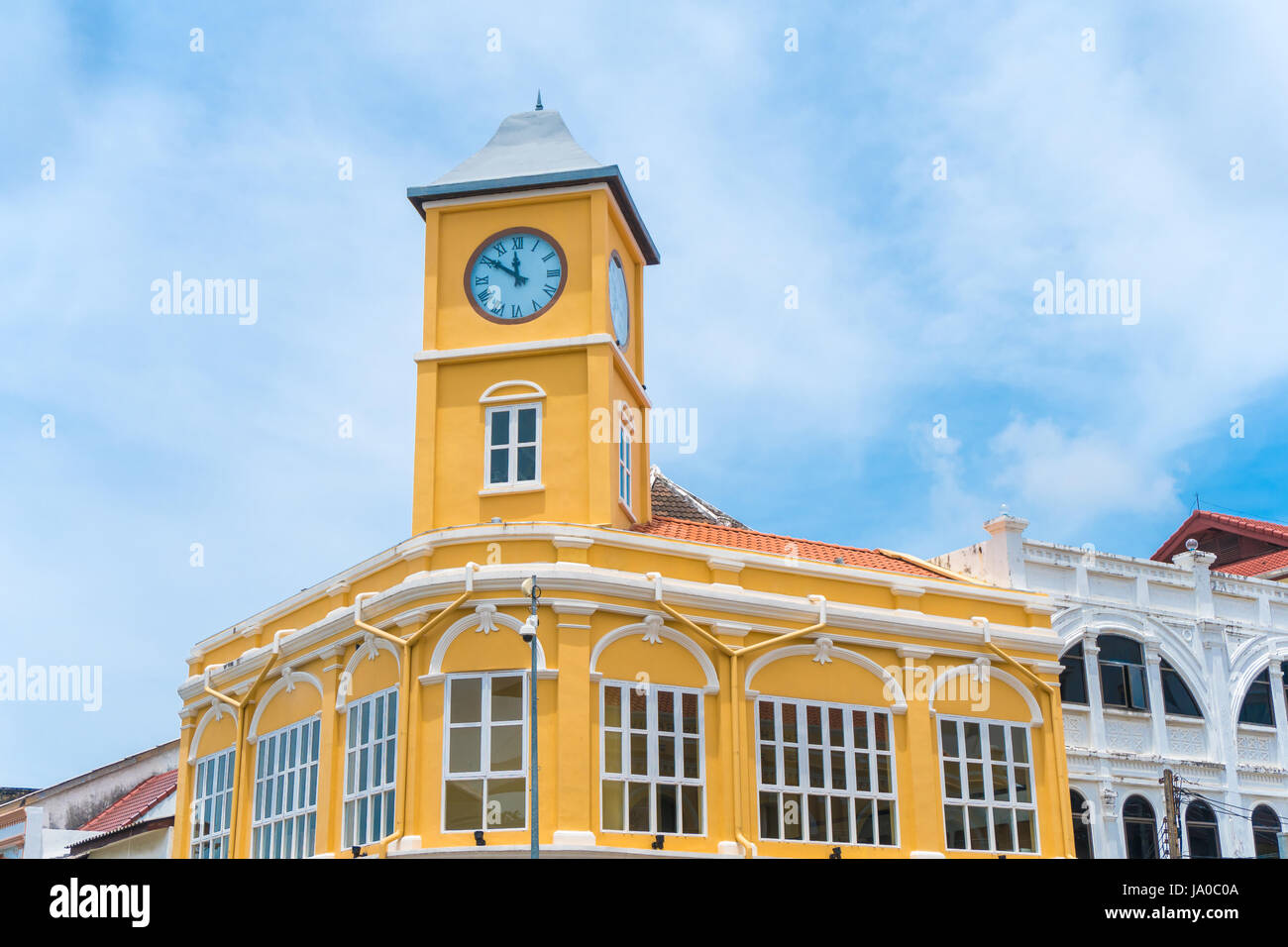 Vieille ville ou vieux bâtiments avec tour de l'horloge dans le style portugais Sino est célèbre de Phuket Thaïlande Banque D'Images