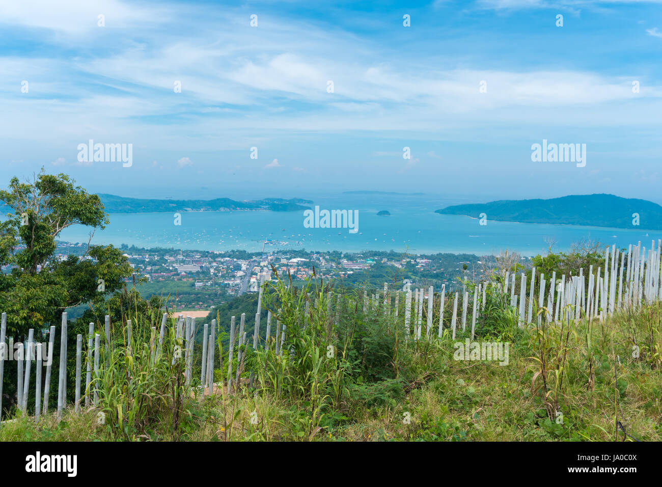Paysage de plages de la ville avec fond de ciel bleu à Phuket, Thailande vue de Big Buddha temple vue. Banque D'Images