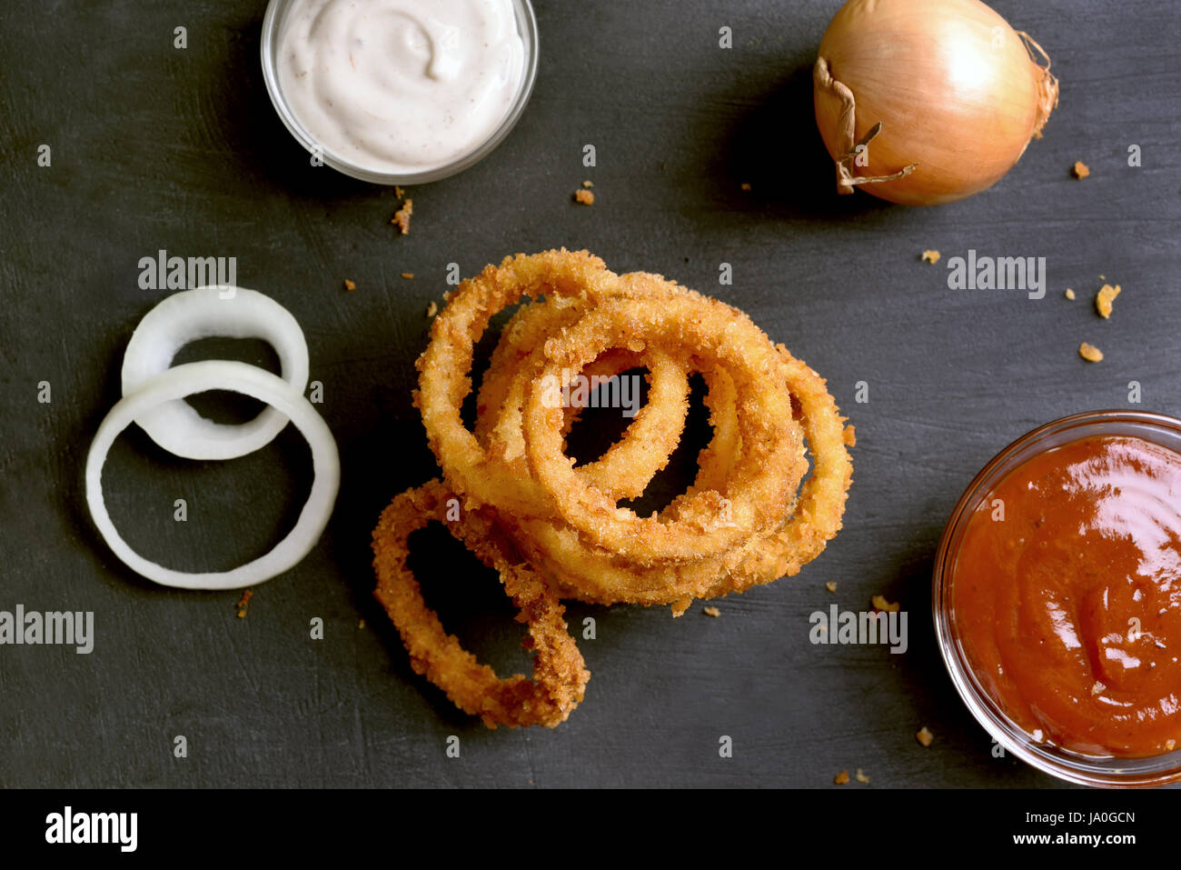 Snack-fried onion rings sur fond sombre, vue du dessus Banque D'Images