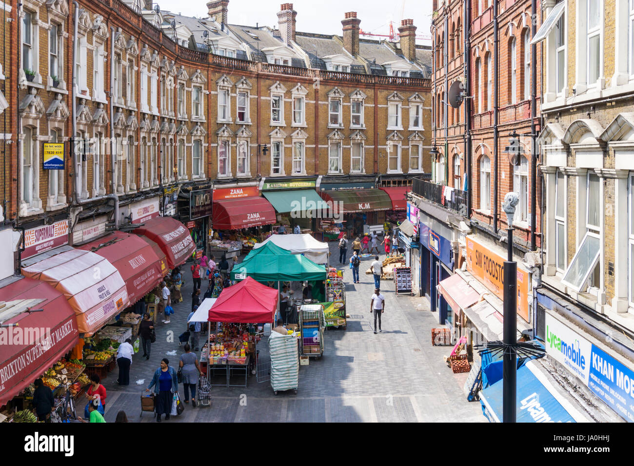 Les boutiques et étals dans Electric Avenue à Brixton, dans le sud de Londres. Banque D'Images