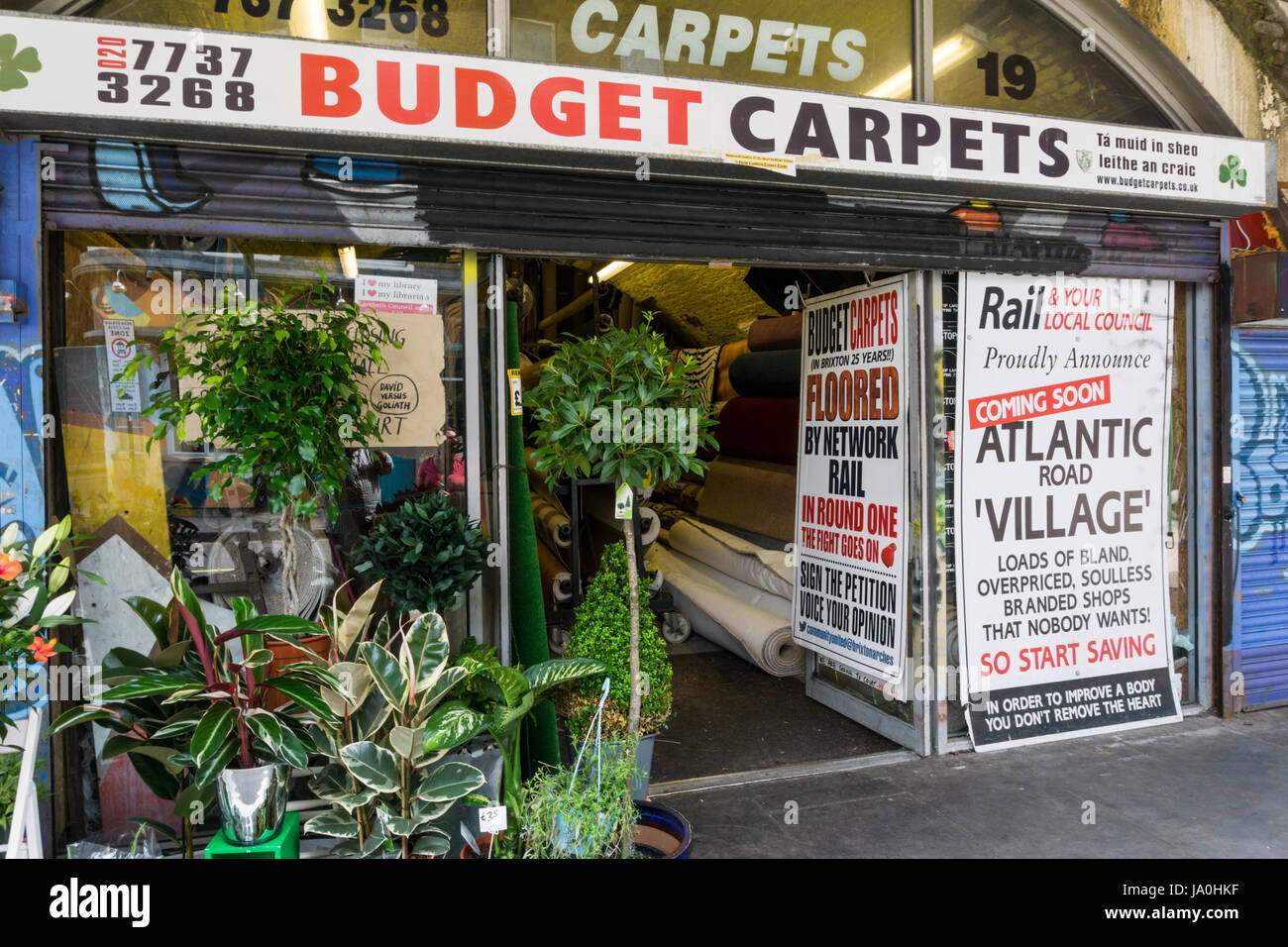 Un signe sur un tapis dans un passage de fer Brixton pour protester contre l'embourgeoisement de Brixton par Network Rail et de Lambeth Banque D'Images