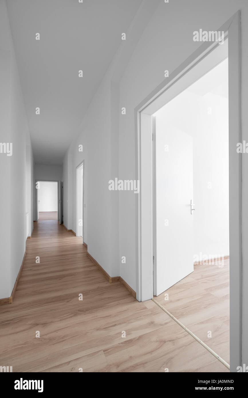 Couloir vide, murs blancs et parquet Banque D'Images