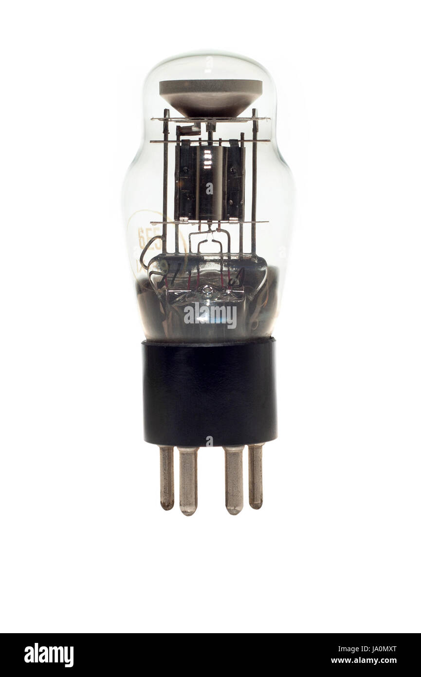 Tube radio électronique isolé sur le fond blanc, sans ombre. Banque D'Images