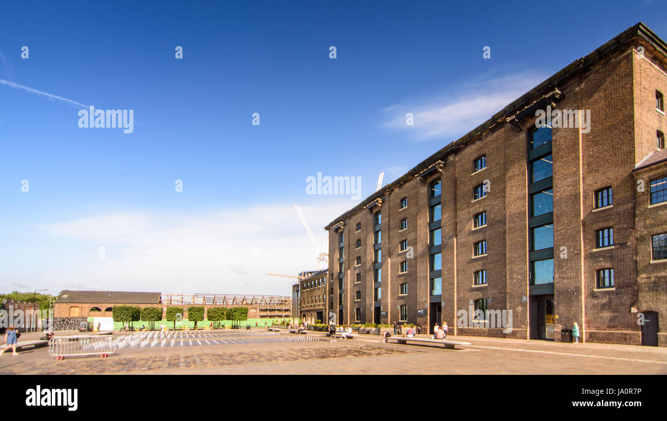 Londres, Angleterre - 8 août 2016 : le nouvel emplacement de l'Université des Arts de Londres et du nord-est de l'ancien bâtiments ferroviaires sur la King's Cross Banque D'Images