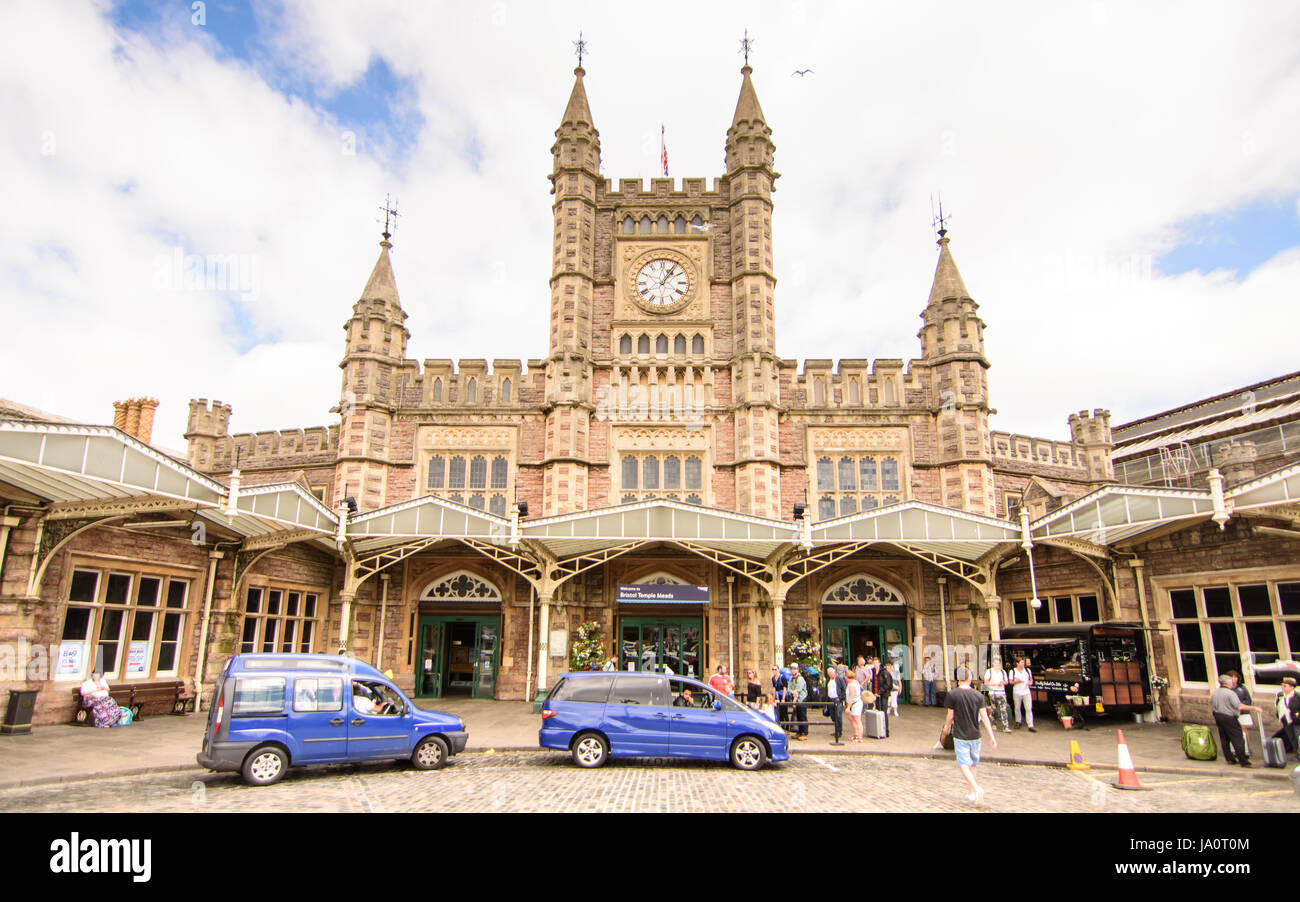 Bristol, Angleterre - le 17 juillet 2016 : Les passagers des taxis attendent à l'extérieur de la façade victorienne d'Isambard Kingdom Brunel la gare Temple Meads de Bristol sur Banque D'Images