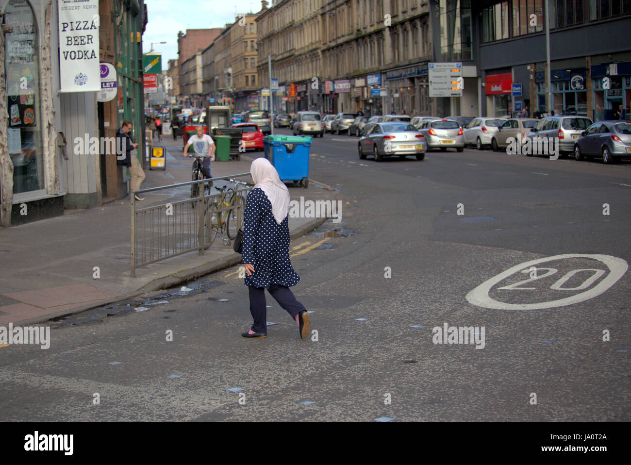 Foulard hijab portant sur la rue musulmane britannique Banque D'Images