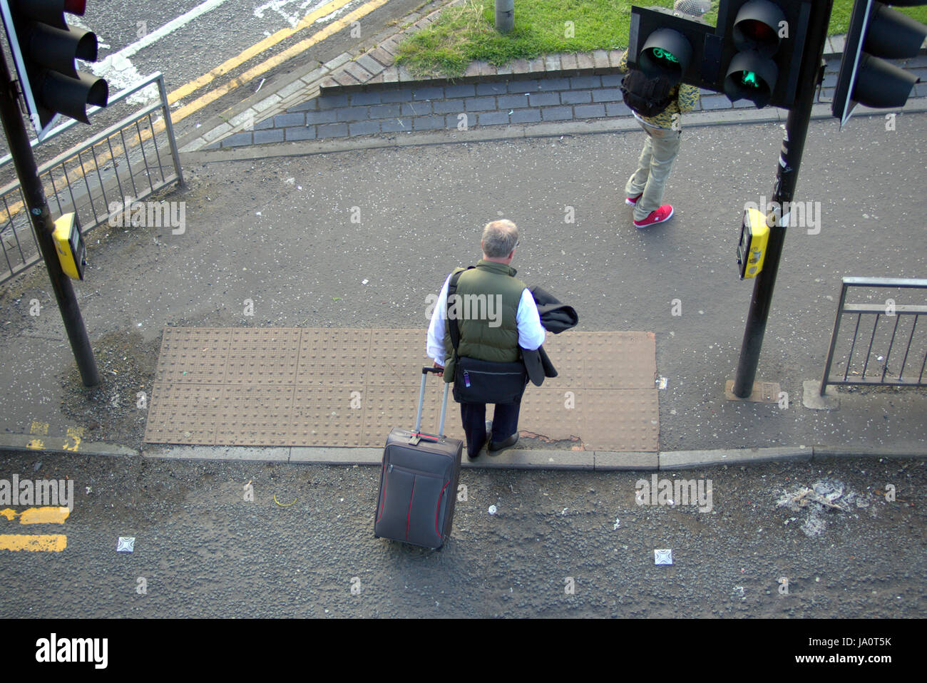 Les touristes dans les rues de Glasgow en Écosse avec roues valise trolley Banque D'Images