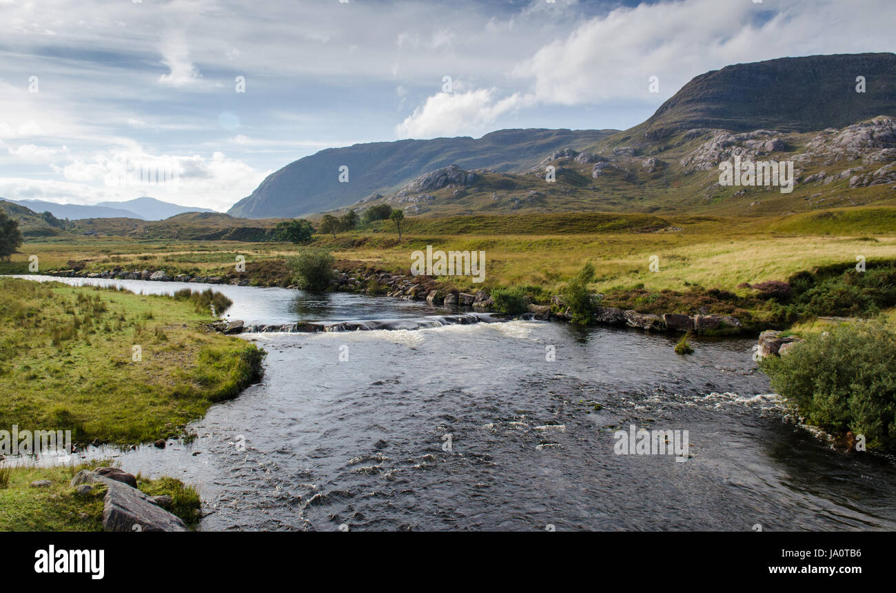 Le River Balgy, un ruisseau de montagne rocheuse, descend à travers les chutes de Damh Balgy de Loch Torridon Loch à à l'ouest des Highlands d'Écosse, avec Banque D'Images