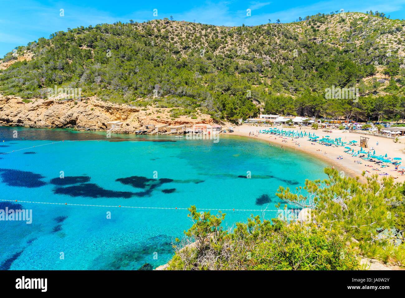 Vue sur la baie de Cala Benirras avec de l'eau de mer turquoise, l'île d'Ibiza, Espagne Banque D'Images